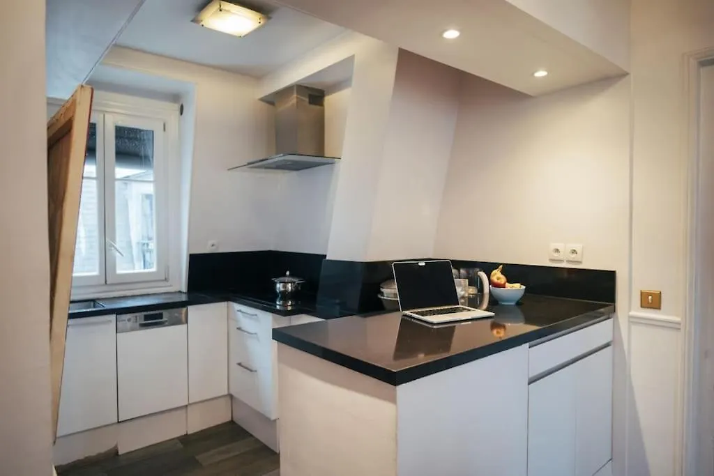 Eiffel Tower View - Republique 4 People 2 Bedrooms París 0*,  Francia