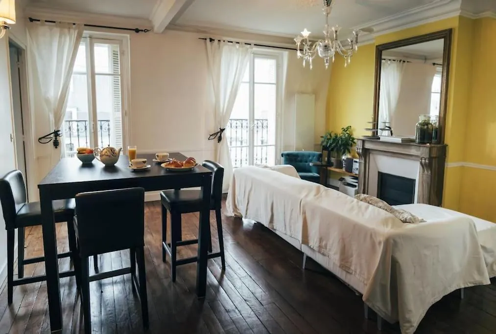 Eiffel Tower View - Republique 4 People 2 Bedrooms Paris 0*,  France