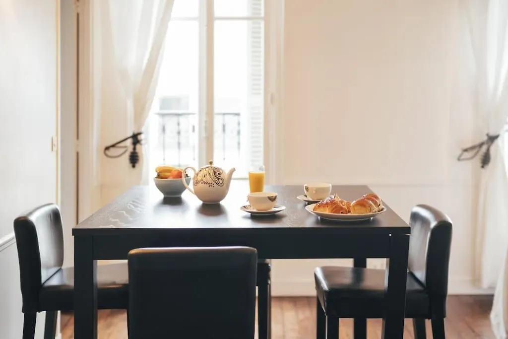 Eiffel Tower View - Republique 4 People 2 Bedrooms Paris